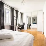 Oomph Warsaw Central 3-Bedroom Flat