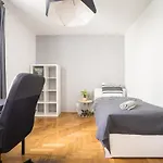 Oomph Warsaw Central 3-Bedroom Flat