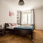 oompH Warsaw Modern Apartment near Nowy Świat
