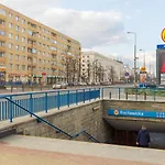 Metro Raclawicka Red Apartment