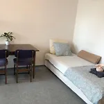 Comfortable 3 Bedroom Rental Unit With A Cozy Balcony In Center