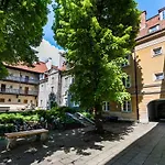 Comfortable Old Town Apartment