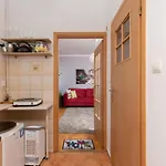 Metro Politechnika Studio Konstytucji By Renters