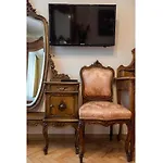 Downtown Antique Apartment