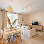 Wola Cosy Beige Apartment