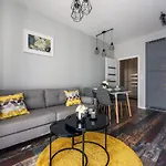 Close To Chopin Airport, Free Parking, Remote-Ready Apartment