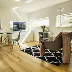 Bezagenta Mozart7 Modern Studio Easy Access To City