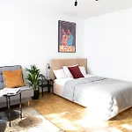 Oomph Warsaw Center Well Designed Apartment With Balcony