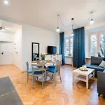 Old Town Eclectic Apartment For 6 People