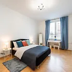 Metro Swietokrzyska Enchanting Apartment