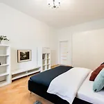 Metro Swietokrzyska Enchanting Apartment