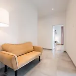 Metro Swietokrzyska Enchanting Apartment