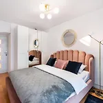 Metro Kondratowicza Velvet Apartment