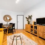 Metro Swietokrzyska Boho Aesthetic Apartment