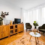 Metro Swietokrzyska Boho Aesthetic Apartment