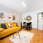 Metro Swietokrzyska Boho Aesthetic Apartment