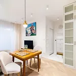 Eko Park Abdank White Apartment