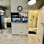 Super Forum 2 Metro Fast Wifi Netflix, Hbo, Appletv
