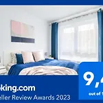 M&R Apartament Airport&Business Deluxe Cybernetyki 17 - Underground Garage - Free Wifi - Netflix - Air Conditioning - Self Check-In, Close By Chopin Airport