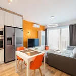 Metro Mlynow Vibrant Apartment
