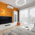 Metro Mlynow Vibrant Apartment