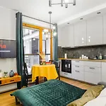 Modern Apartments With Access To The Pool Near Rondo Daszynskiego Station
