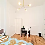 J&W Apartments Swietojanska Rooms