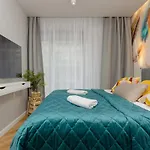 Westfield Burakowska Apartment With Parking By Noclegi Renters
