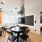 Zoliborz Obsidian Apartment