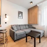 Zoliborz Obsidian Apartment