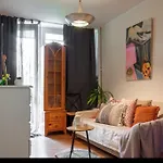 Spacious Retro Flat Close To National Stadium