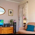 Spacious Retro Flat Close To National Stadium