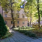 Modernist Suite In The Old Town
