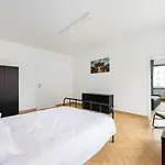 Marszalkowska White & Black Apartment