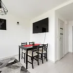 Witolinska White & Black Apartment