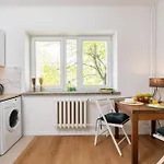 Studio Nowolipki, Central Location