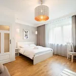 Ogrodowa White Apartment