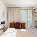 Ecru 3-Bedroom Luxurious Apartment Wwa21