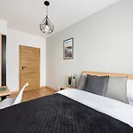 Wola Skwer Sunny Apartment
