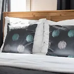 Metro Rondo Onz Comfort Apartment