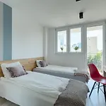 5Br Flat In Center