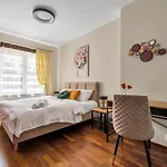 90M2 Prestige Suite - Parking & Jacuzzi & Aircon By Rentujemy