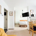 Metro Rondo Onz Yellow Apartment