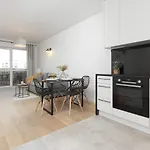 Modern & Bright Apartment With Parking And Balcony By Noclegi Renters
