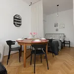Cozy Studio With Bath Bielany By Renters