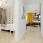 Cozy & Spacious Family Apartment By Noclegi Renters