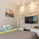 Close To Chopin Airport, Free Parking, Remote-Ready Apartment