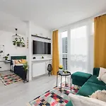 Specious City Center Studio With Park View