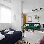 Specious City Center Studio With Park View