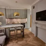 Luxury Garden Apartment